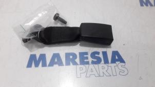 Używane Wtyk pasa bezpieczenstwa srodek tyl Fiat Punto Evo (199) 1.3 JTD Multijet 85 16V Cena € 20,00 Procedura marży oferowane przez Maresia Parts