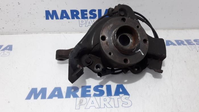 Knuckle, front left from a Fiat Bravo (198A) 1.4 16V 2008