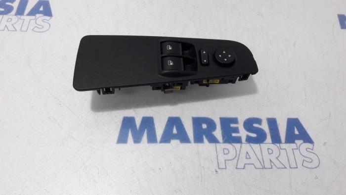 Multi-functional window switch from a Fiat Bravo (198A) 1.4 16V 2008