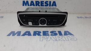 Usados Reproductor de CD y radio Renault Scénic III (JZ) 1.4 16V TCe 130 Precio € 60,00 Norma de margen ofrecido por Maresia Parts