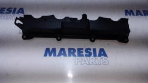 Używane Pokrywa zaworów Peugeot 206 CC (2D) 1.6 16V Cena € 15,00 Procedura marży oferowane przez Maresia Parts