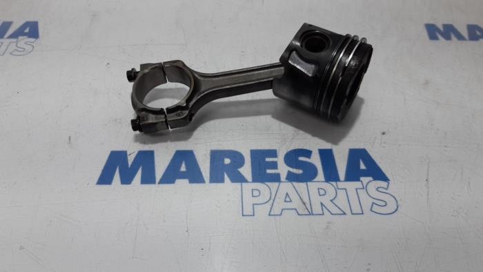 Usados Pistón Citroen Nemo (AA) 1.3 HDi 75 Precio € 90,75 IVA incluido ofrecido por Maresia Parts