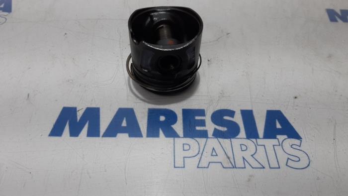 Usados Pistón Citroen Nemo (AA) 1.3 HDi 75 Precio € 60,50 IVA incluido ofrecido por Maresia Parts