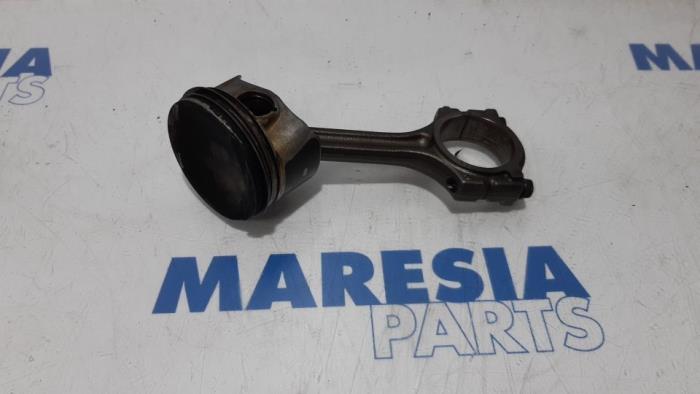 Piston from a Renault Clio IV (5R) 0.9 Energy TCE 90 12V 2015