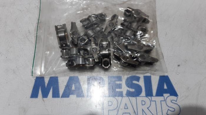 Usagé Culbuteur Renault Scénic II (JM) 1.6 16V Prix € 50,00 Règlement à la marge proposé par Maresia Parts
