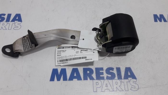 Rear seatbelt, centre from a Renault Megane III Grandtour (KZ) 1.5 dCi 110 2011
