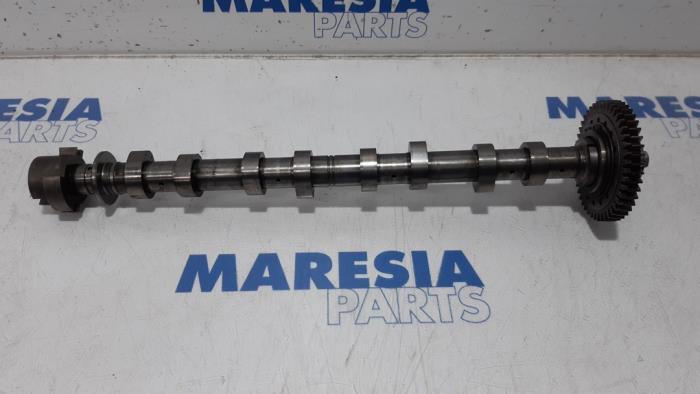 Camshaft from a Renault Trafic New (FL) 2.0 dCi 16V 115 2011