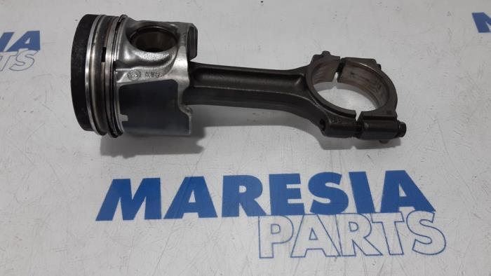 Usagé Piston Renault Trafic New (FL) 2.0 dCi 16V 115 Prix € 190,58 Prix TTC proposé par Maresia Parts