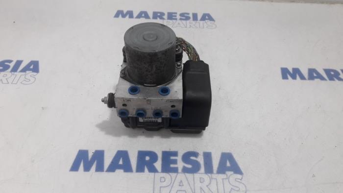 ABS pump from a Peugeot 5008 I (0A/0E) 1.6 HDiF 16V 2010