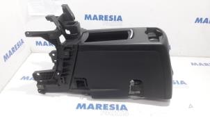 Gebrauchte Mittelkonsole Peugeot 5008 I (0A/0E) 1.6 HDiF 16V Preis € 75,00 Margenregelung angeboten von Maresia Parts