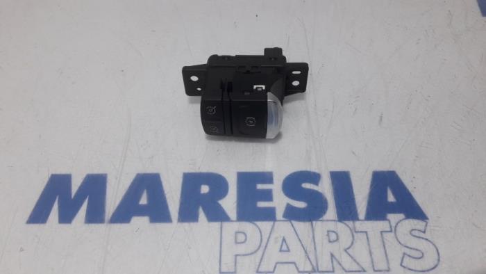 Używane Przelacznik hamulca postojowego Renault Kadjar (RFEH) 1.5 dCi DPF Cena € 40,00 Procedura marży oferowane przez Maresia Parts