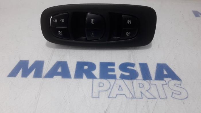 Usados Interruptor combinado de ventanillas Renault Kadjar (RFEH) 1.5 dCi DPF Precio € 50,00 Norma de margen ofrecido por Maresia Parts
