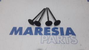 Used Cylinder head Renault Clio IV (5R) 0.9 Energy TCE 90 12V Price on request offered by Maresia Parts