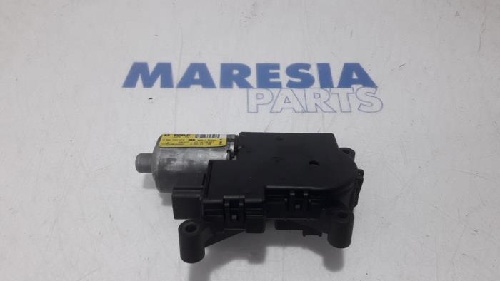 Używane Silnik szyberdachu Peugeot 308 (4A/C) 1.6 VTI 16V Cena € 60,00 Procedura marży oferowane przez Maresia Parts