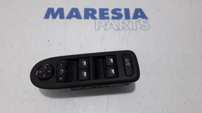 Usados Interruptor combinado de ventanillas Peugeot 308 (4A/C) 1.6 VTI 16V Precio € 65,00 Norma de margen ofrecido por Maresia Parts