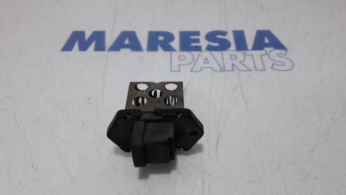 Cooling fan resistor from a Renault Master IV (MA/MB/MC/MD/MH/MF/MG/MH) 2.3 dCi 16V 2013