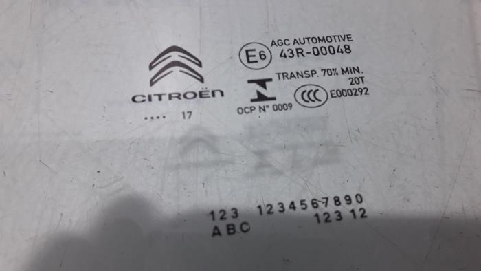 Vitre avant gauche d'un Citroën C3 (SX/SW) 1.2 Vti 12V PureTech 2017