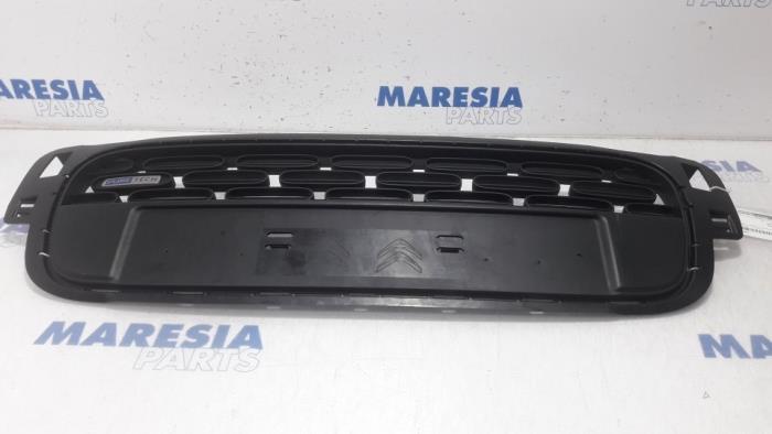 Używane Grill Citroen C3 (SX/SW) 1.2 Vti 12V PureTech Cena € 60,00 Procedura marży oferowane przez Maresia Parts
