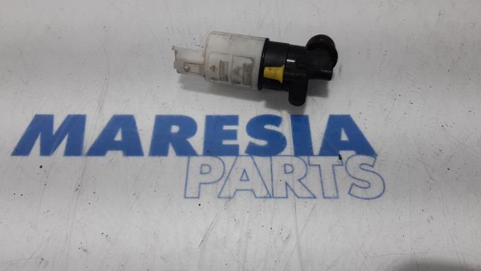 Używane Spryskiwacz przód Peugeot 307 CC (3B) 2.0 16V Cena € 20,00 Procedura marży oferowane przez Maresia Parts