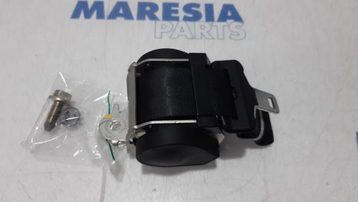 Begagnade Bakre säkerhetsbälte, höger Peugeot 307 CC (3B) 2.0 16V Pris € 50,00 Marginaltabell erbjuds av Maresia Parts