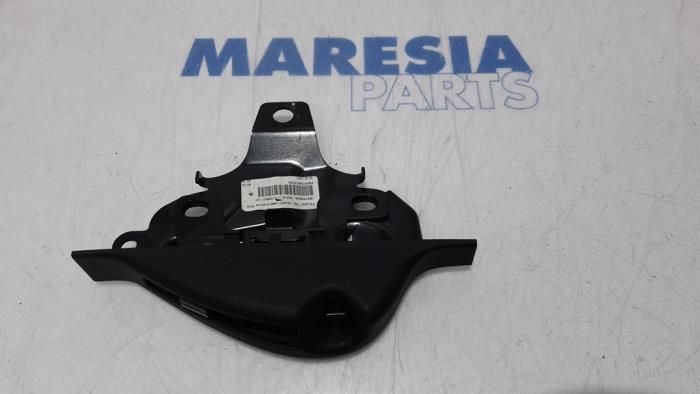 Używane Blokada dachu cabrio Peugeot 307 CC (3B) 2.0 16V Cena € 50,00 Procedura marży oferowane przez Maresia Parts