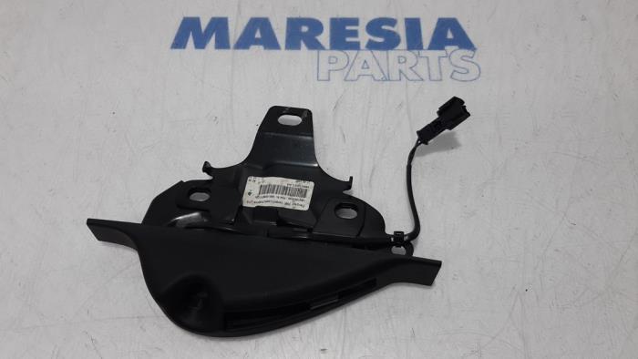 Używane Blokada dachu cabrio Peugeot 307 CC (3B) 2.0 16V Cena € 75,00 Procedura marży oferowane przez Maresia Parts
