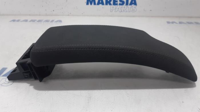 Armrest from a Renault Megane III Coupe (DZ) 2.0 16V RS Turbo 2011
