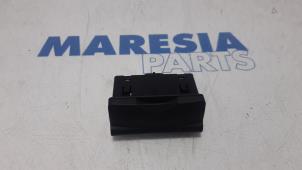 Używane Zlacze AUX/USB Renault Megane III Coupe (DZ) 2.0 16V RS Turbo Cena € 25,00 Procedura marży oferowane przez Maresia Parts