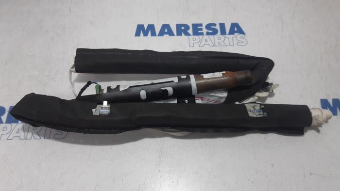 Używane Kurtyna prawa Renault Megane III Coupe (DZ) 2.0 16V RS Turbo Cena € 40,00 Procedura marży oferowane przez Maresia Parts