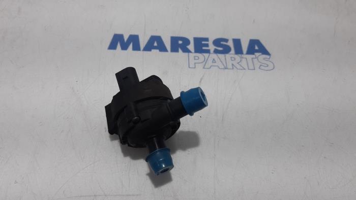 Water pump from a Renault Megane III Coupe (DZ) 2.0 16V RS Turbo 2011