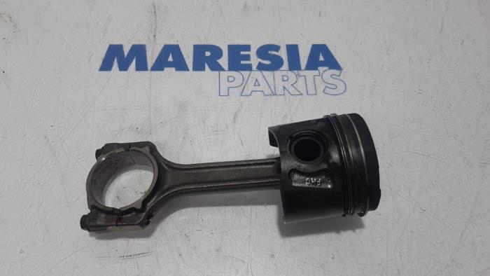 Używane Tlok Fiat Punto Evo (199) 1.3 JTD Multijet 85 16V Euro 5 Cena € 50,00 Procedura marży oferowane przez Maresia Parts