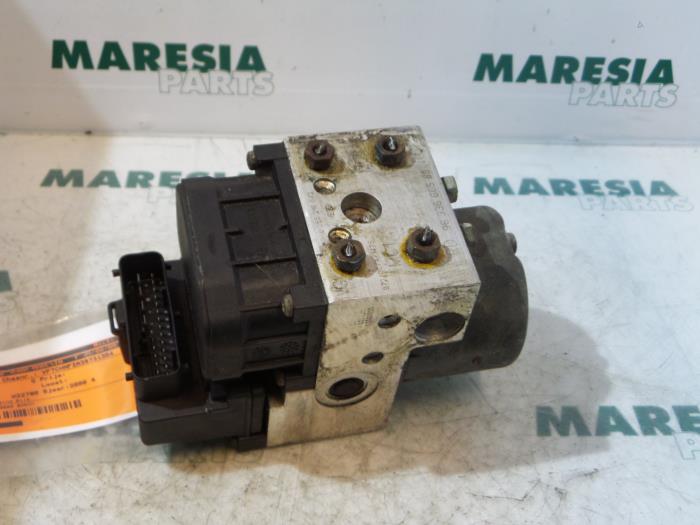 Używane Pompa ABS Citroen Xsara Picasso (CH) 1.6 Cena € 105,00 Procedura marży oferowane przez Maresia Parts