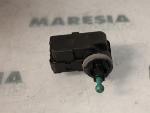 Używane Reflektor lewy Fiat Punto II (188) 1.2 60 S 3-Drs. Cena € 35,00 Procedura marży oferowane przez Maresia Parts