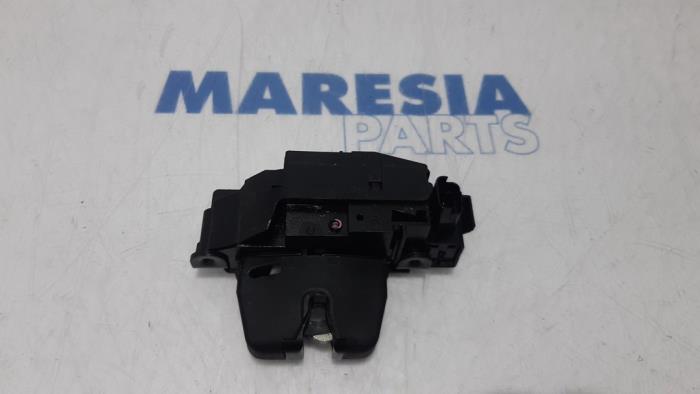 Tailgate lock mechanism from a Citroën C3 (SX/SW) 1.6 Blue HDi 75 16V 2018