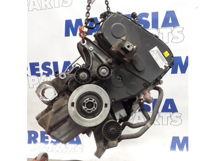 Engine from a Fiat Stilo (192A/B) 1.9 JTD 80 5-Drs. 2004