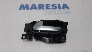 Używane Uchwyt drzwi lewych przednich wersja 4-drzwiowa Peugeot 208 I (CA/CC/CK/CL) 1.6 Blue HDi 75 Cena € 20,00 Procedura marży oferowane przez Maresia Parts