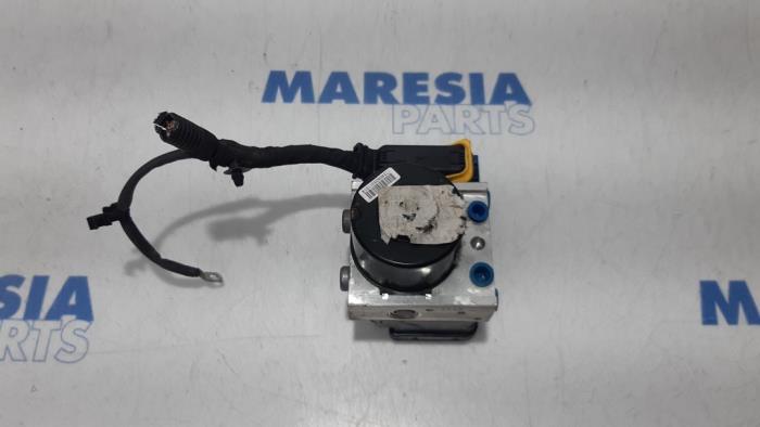 Używane Pompa ABS Renault Megane III Berline (BZ) 1.5 dCi 90 Cena € 210,00 Procedura marży oferowane przez Maresia Parts