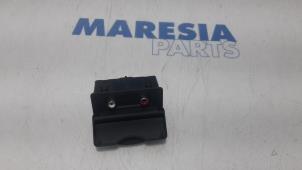 Gebrauchte AUX / USB-Anschluss Renault Megane III Berline (BZ) 1.5 dCi 90 Preis € 15,00 Margenregelung angeboten von Maresia Parts