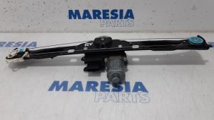 Używane Mechanizm szyby prawej przedniej wersja 2-drzwiowa Fiat Fiorino (225) 1.3 D 16V Multijet Cena € 50,00 Procedura marży oferowane przez Maresia Parts