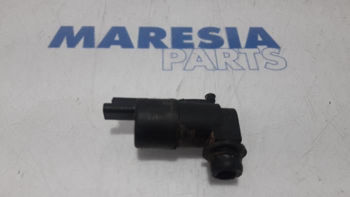 Używane Spryskiwacz przód Renault Kangoo Express (FW) 1.5 dCi 90 FAP Cena € 10,00 Procedura marży oferowane przez Maresia Parts