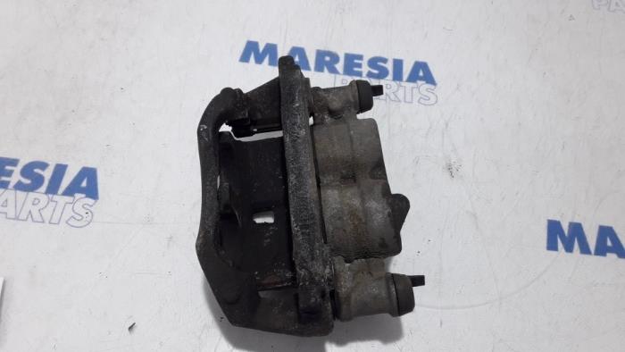 Etrier de frein (pince) avant gauche d'un Peugeot Boxer (U9) 2.0 BlueHDi 130 2018
