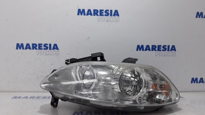 Używane Reflektor lewy Fiat Croma (194) 2.2 MPI 16V Cena € 49,00 Procedura marży oferowane przez Maresia Parts