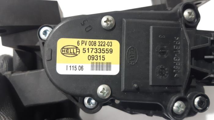 Throttle pedal position sensor from a Fiat Croma (194) 2.2 MPI 16V 2008