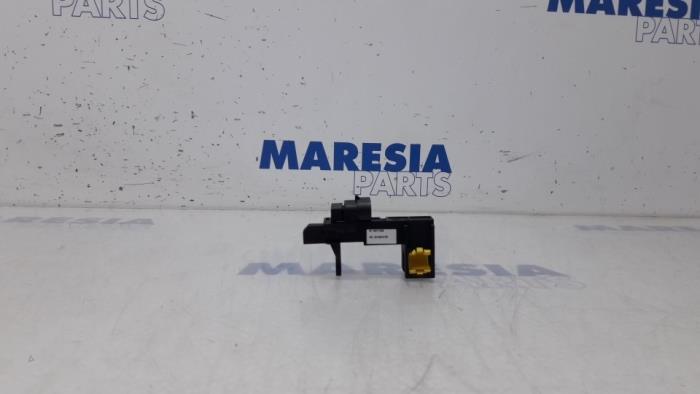 Używane Przelacznik Start/Stop Fiat Panda (312) 0.9 TwinAir 60 Cena € 20,00 Procedura marży oferowane przez Maresia Parts