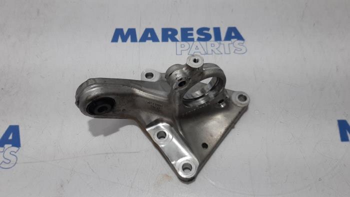 Usagé Support boîte de vitesses Peugeot 508 SW (8E/8U) 2.0 RXH HYbrid4 16V Prix € 50,00 Règlement à la marge proposé par Maresia Parts