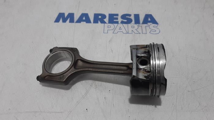 Usados Pistón Peugeot 308 (4A/C) 1.6 VTI 16V Precio € 50,00 Norma de margen ofrecido por Maresia Parts