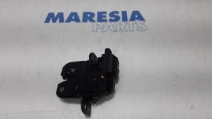 Used Tailgate lock mechanism Renault Clio IV Estate/Grandtour (7R) 1.5 Energy dCi 90 FAP Price € 35,00 Margin scheme offered by Maresia Parts