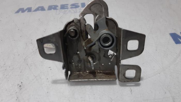 Bonnet lock mechanism from a Fiat Ducato (250) 2.3 D 150 Multijet 2018