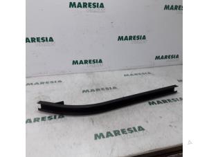 Used Sliding door rail, right Citroen Berlingo Multispace 1.6 Hdi 16V 90 Price € 60,00 Margin scheme offered by Maresia Parts