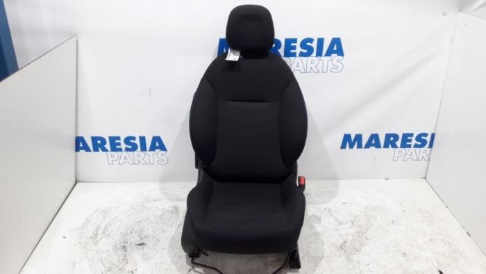 Używane Fotel prawy Peugeot 208 I (CA/CC/CK/CL) 1.2 Vti 12V PureTech Cena € 157,50 Procedura marży oferowane przez Maresia Parts